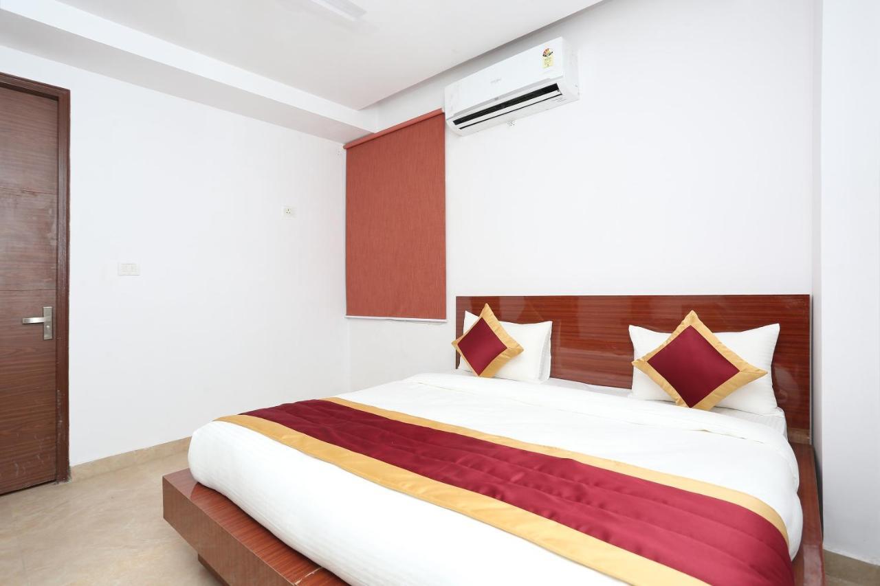 Capital O 12807 Amaira Hotel And Banquets Нойда Экстерьер фото